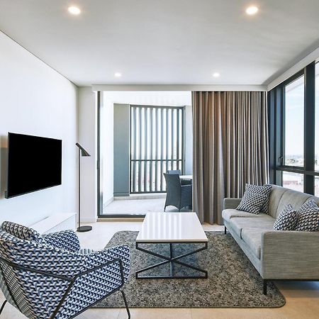 Meriton Suites Liverpool Esterno foto A living room in a typical apartment