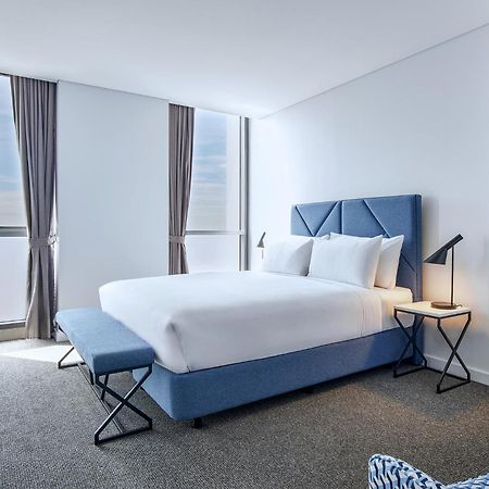 Meriton Suites Liverpool Esterno foto A bedroom at the hotel
