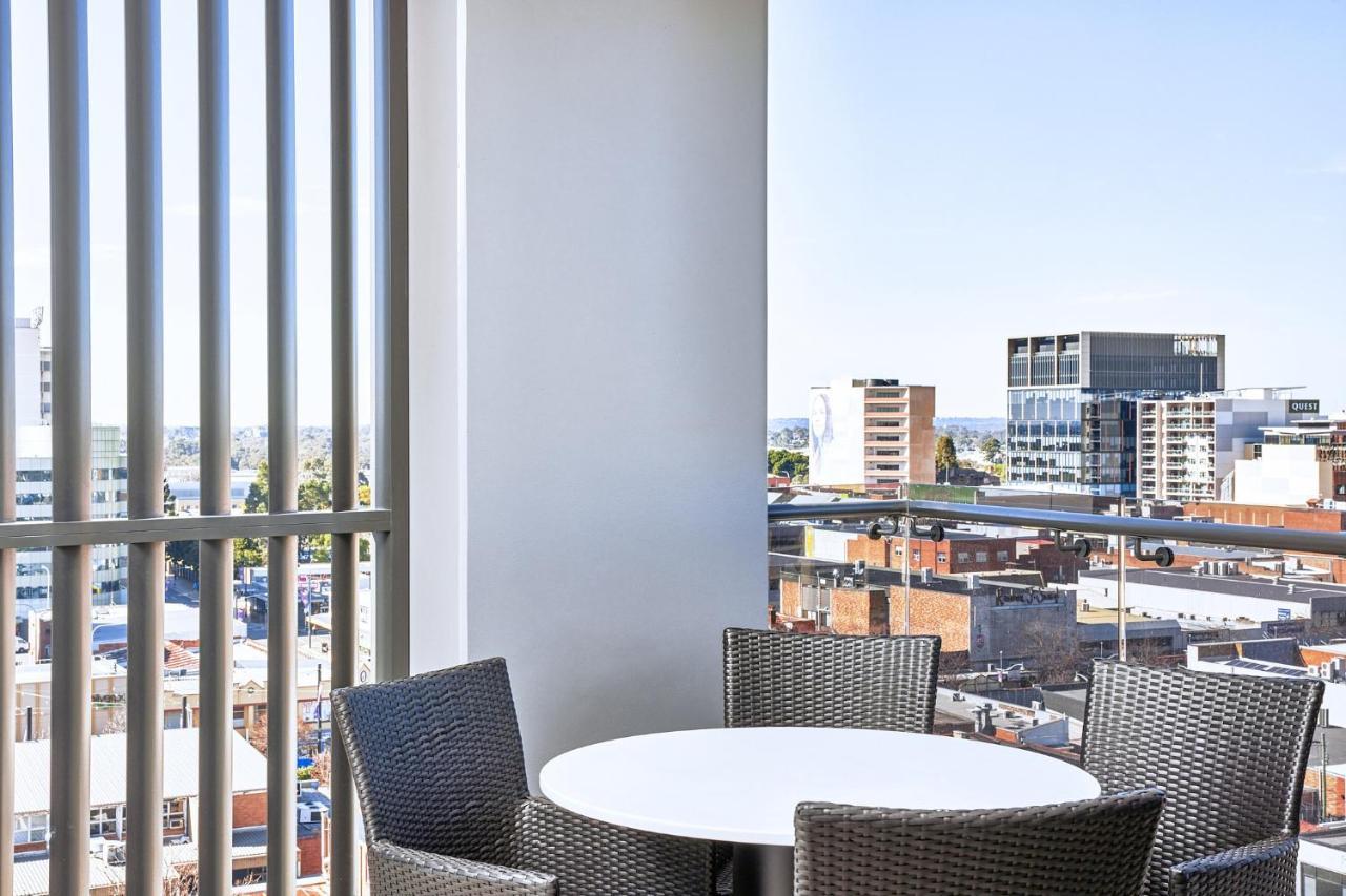 Meriton Suites Liverpool Esterno foto A balcony at the hotel