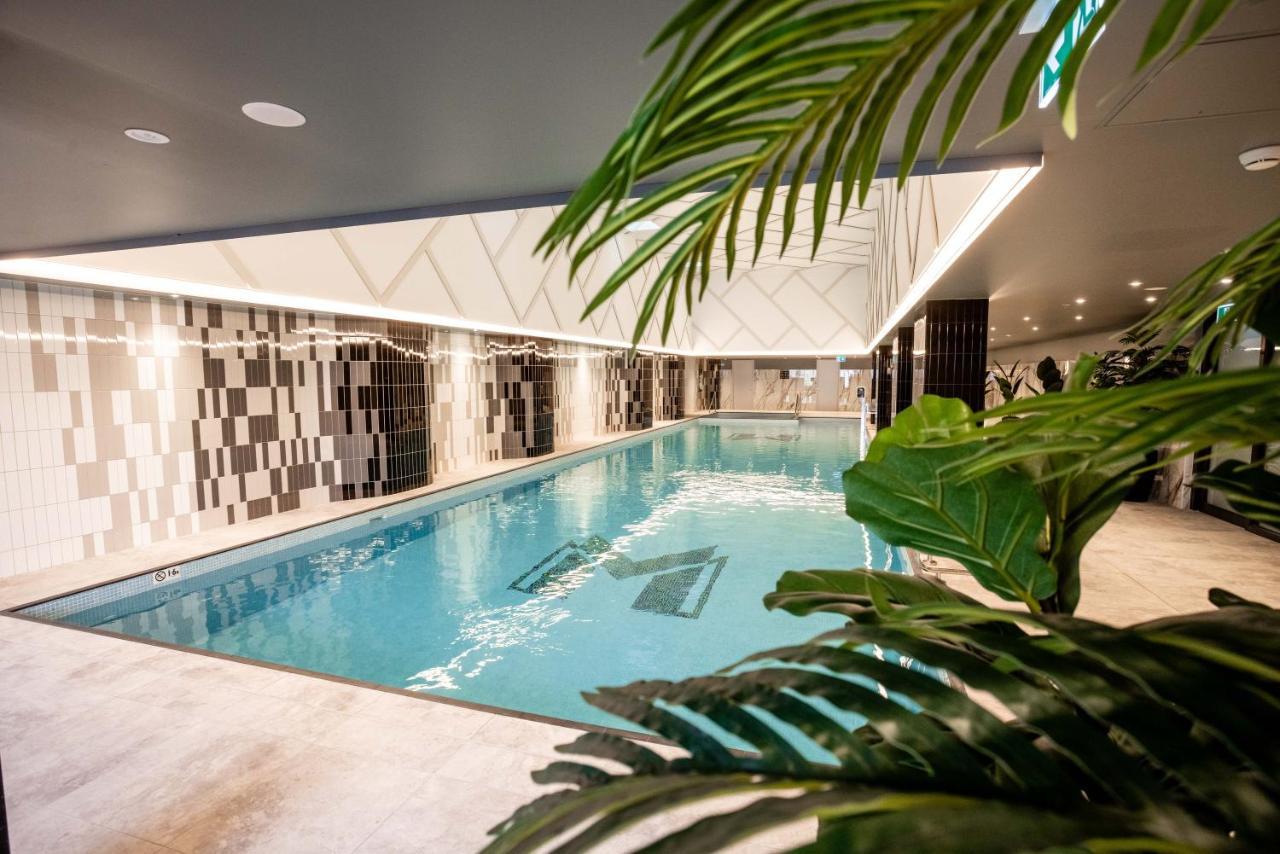 Meriton Suites Liverpool Esterno foto The swimming pool at the hotel