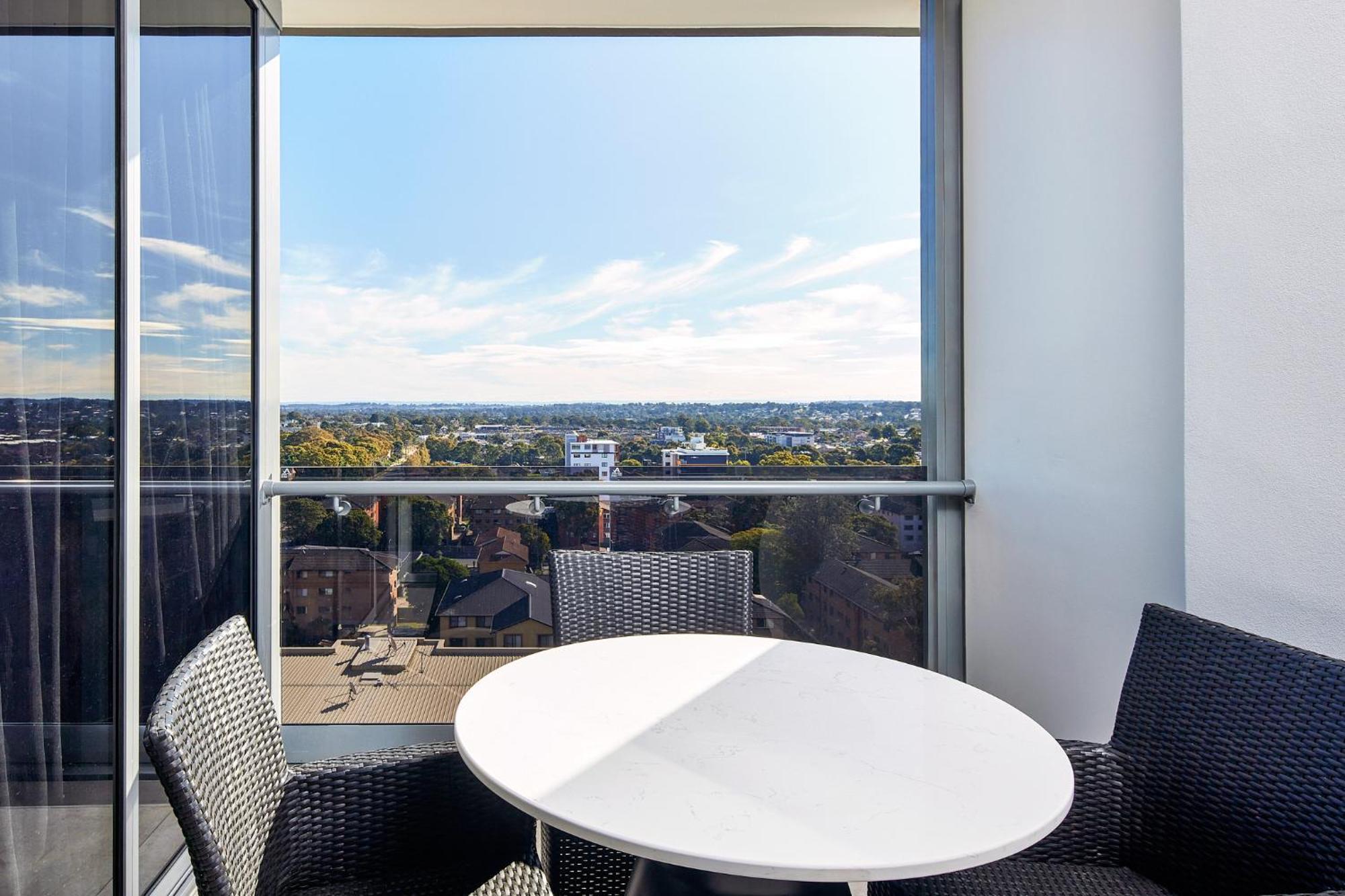 Meriton Suites Liverpool Esterno foto A balcony at the apartment