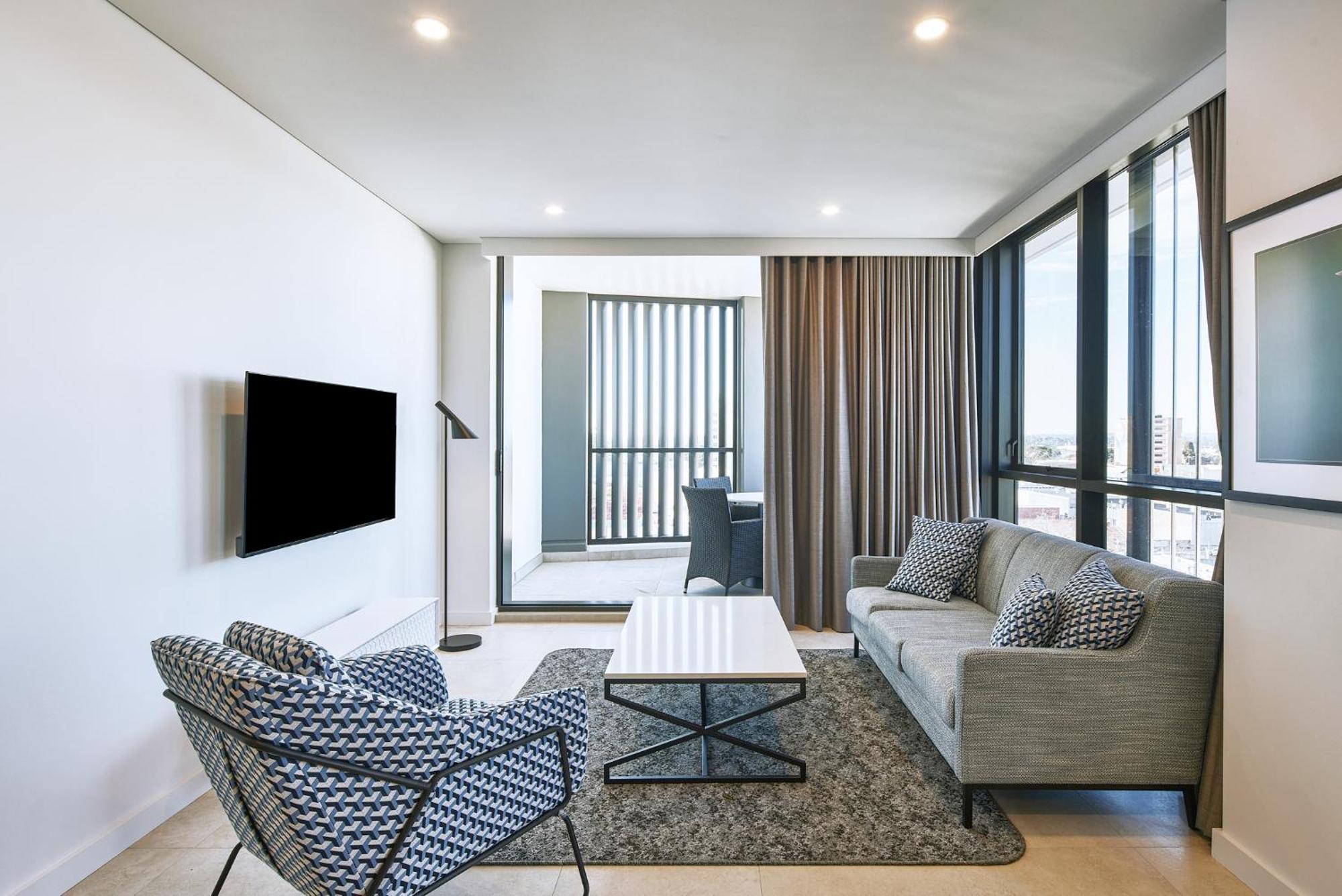 Meriton Suites Liverpool Esterno foto A living room in a typical apartment