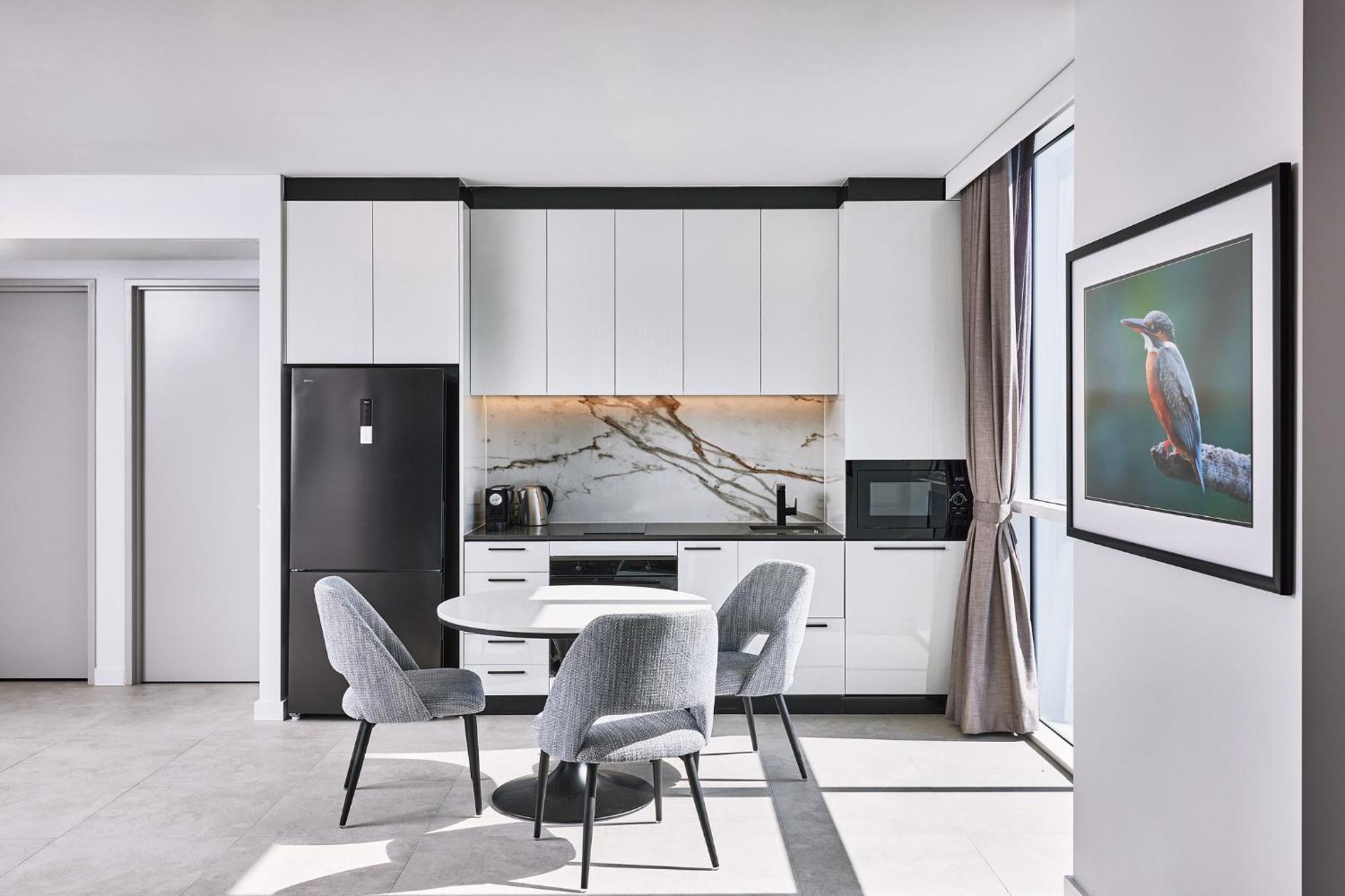 Meriton Suites Liverpool Esterno foto A kitchen in a serviced apartment