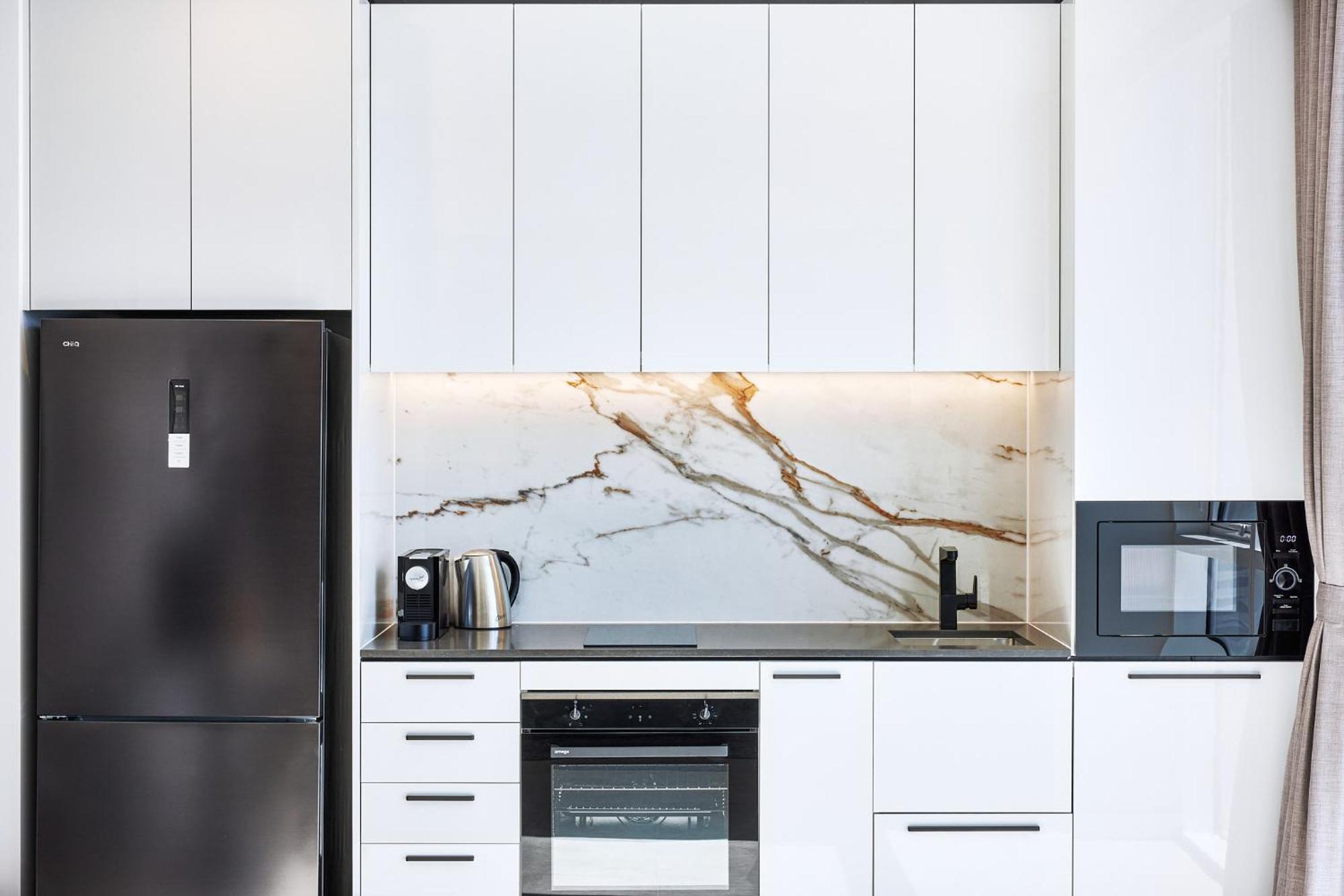 Meriton Suites Liverpool Esterno foto A modern kitchen