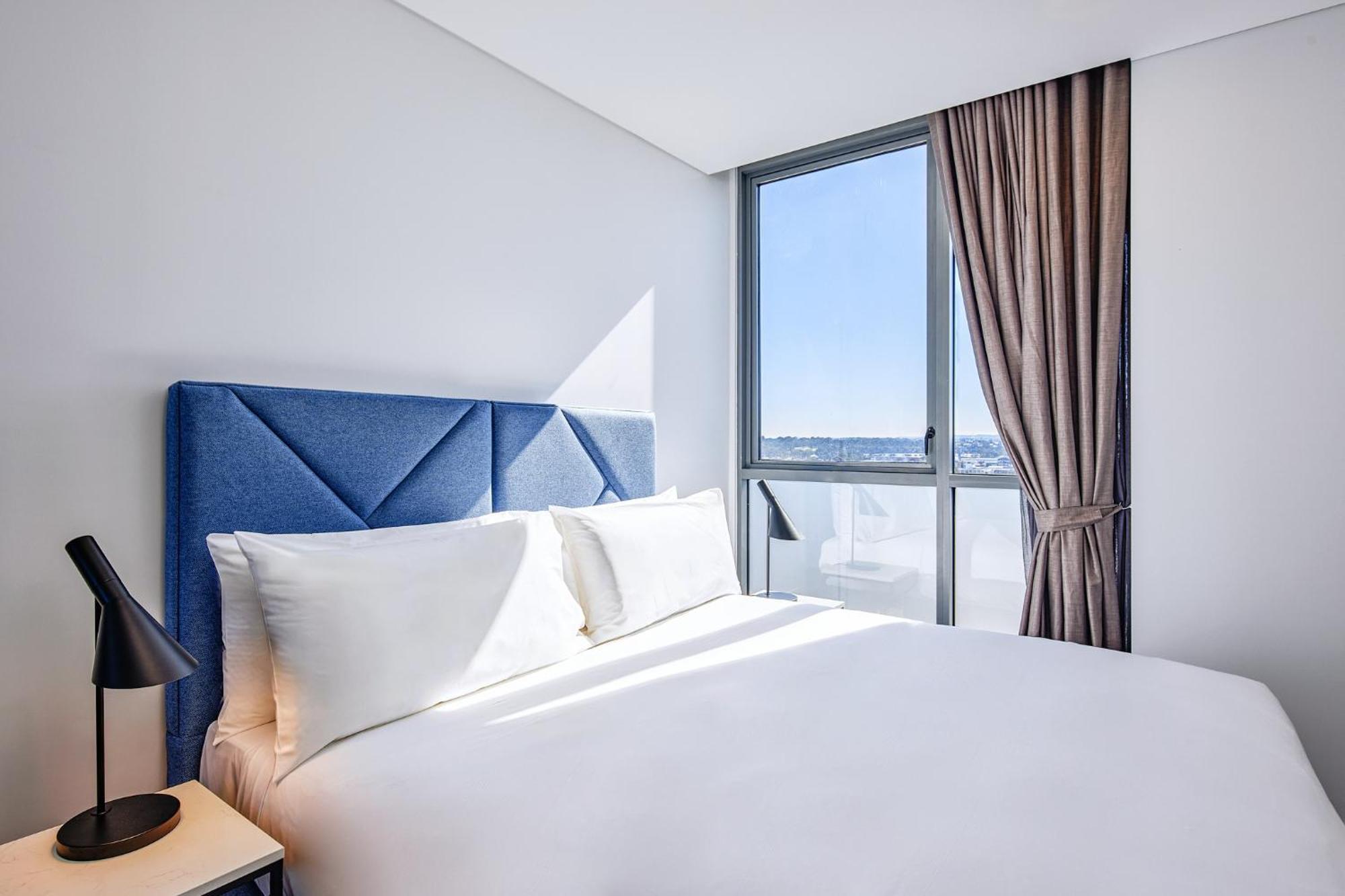 Meriton Suites Liverpool Esterno foto A bedroom at the hotel