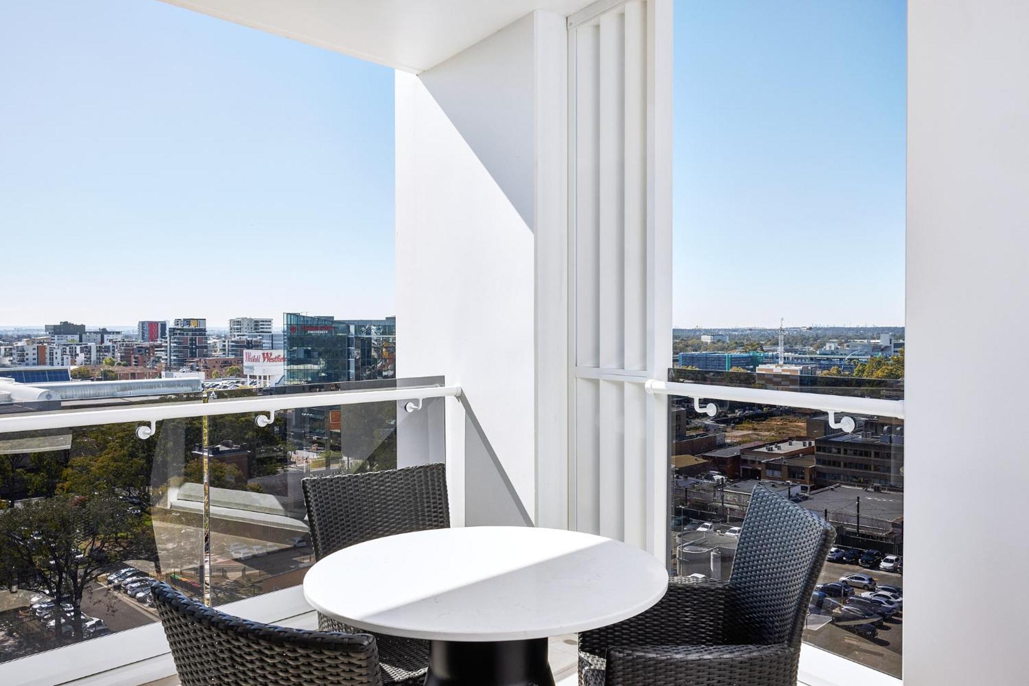 Meriton Suites Liverpool Esterno foto A balcony at the apartment