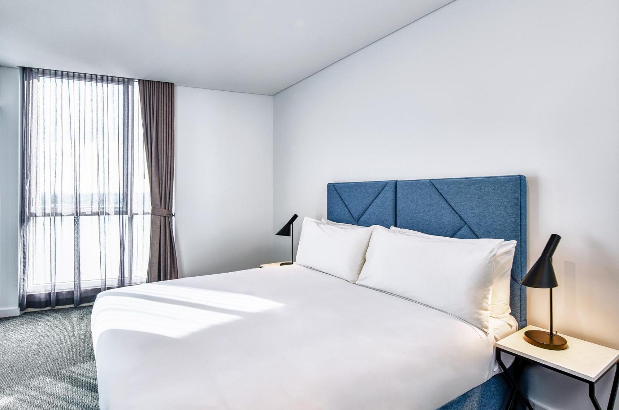 Meriton Suites Liverpool Esterno foto A bedroom at the hotel
