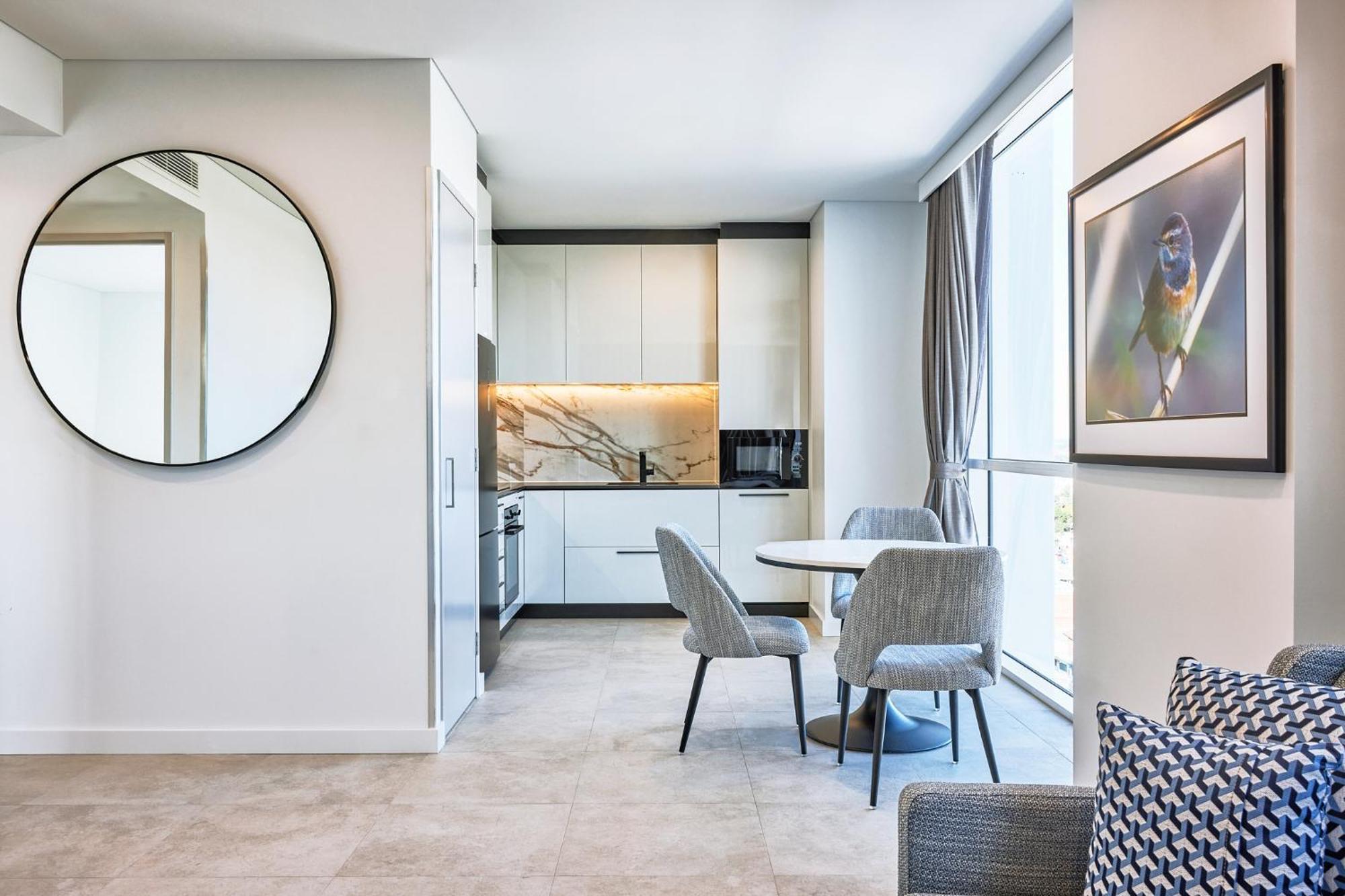 Meriton Suites Liverpool Esterno foto The kitchen in a typical apartment