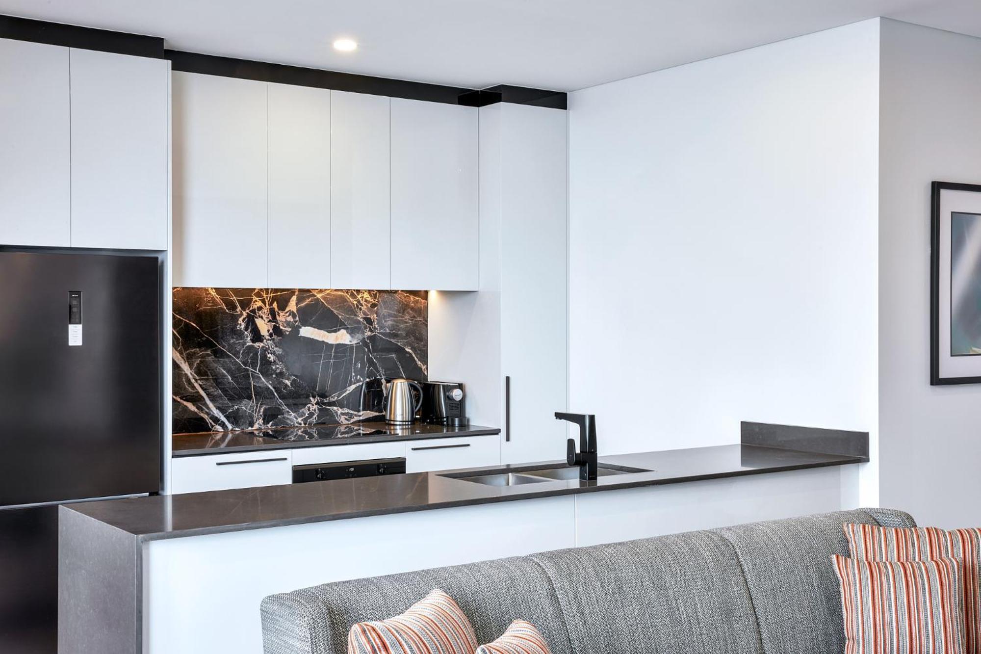 Meriton Suites Liverpool Esterno foto A modern kitchen