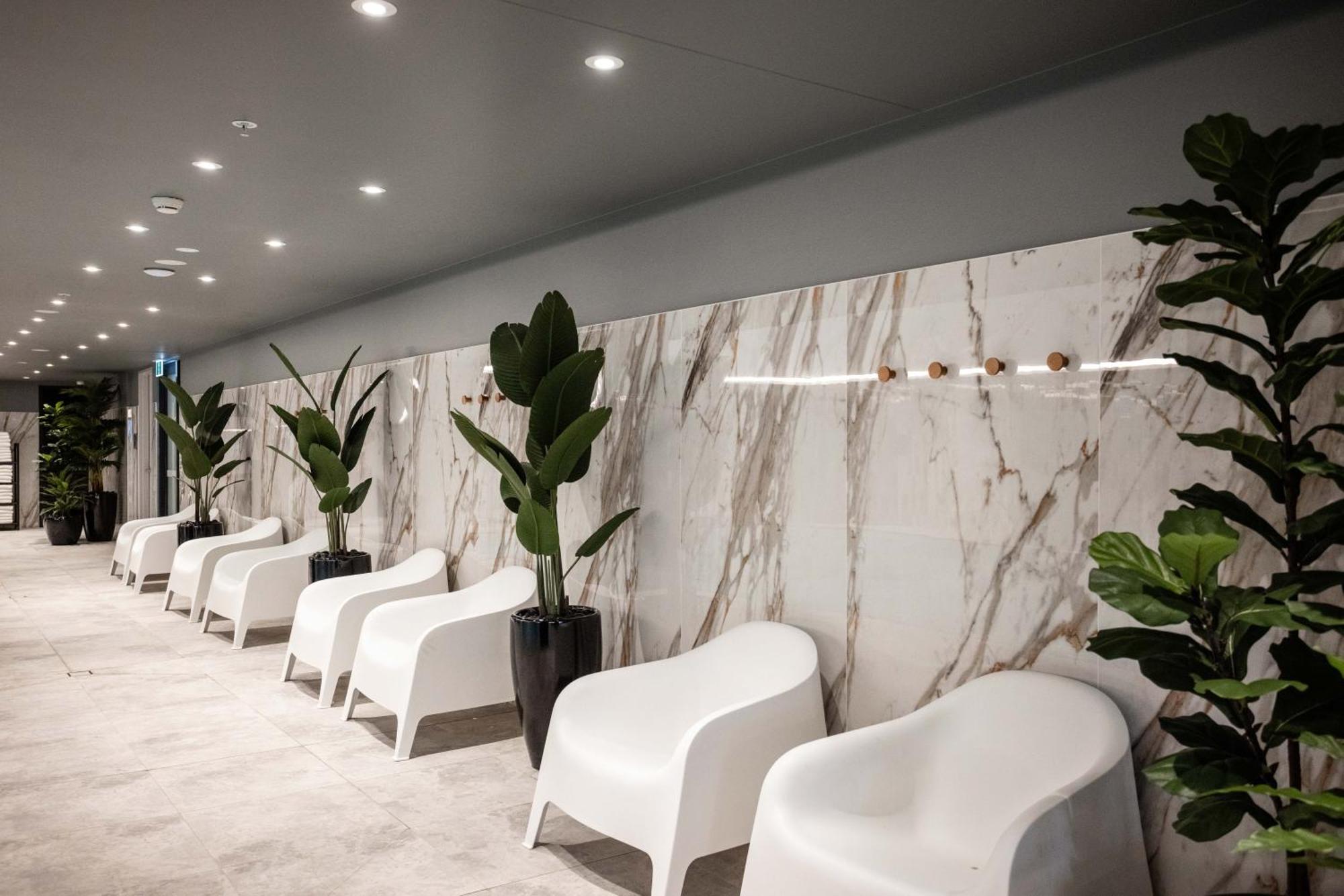 Meriton Suites Liverpool Esterno foto The interior of the lounge