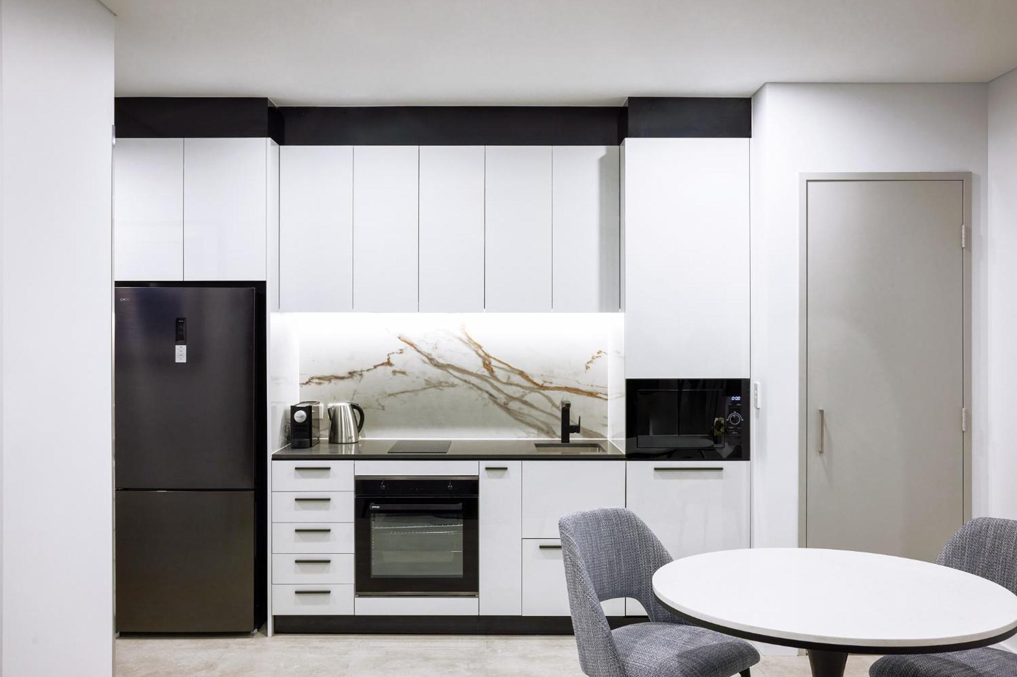 Meriton Suites Liverpool Esterno foto A modern kitchen